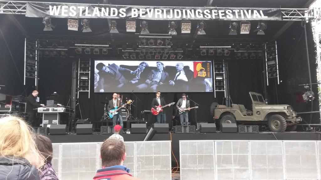 0900-VIKTOR live op het podium